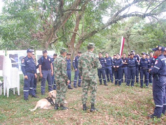 Ejército capacita a bomberos en Caquetá para que no caigan en campos minados