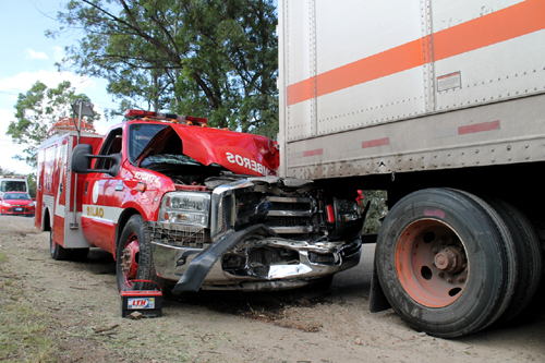 Cinco bomberos de Silao resultaron lesionados al impactar una motobomba contra un tráiler