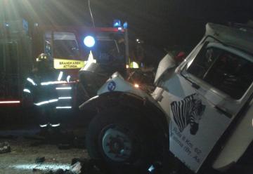 Bomberos interviene en choque de camiones en ruta 29