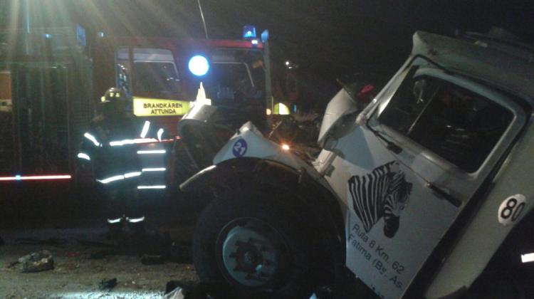 Bomberos interviene en choque de camiones en ruta 29