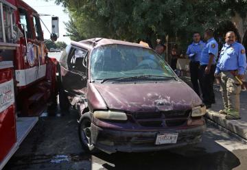 Choca camión de Bomberos contra camioneta