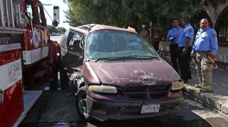 Choca camión de Bomberos contra camioneta