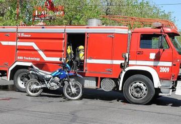 Choque entre dos policías en moto y una autobomba de Bomberos