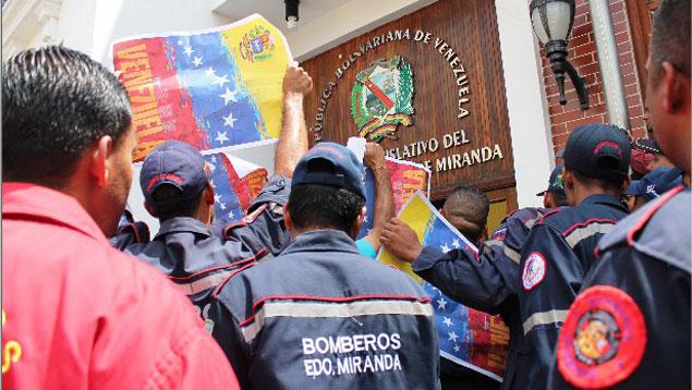 Bomberos se encadenaron para pedir mejoras laborales