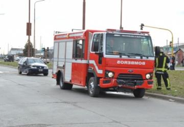 Un camión de bomberos choca contra un automóvil