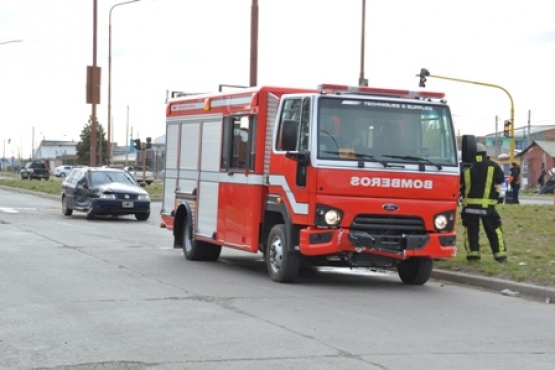 Un camión de bomberos choca contra un automóvil