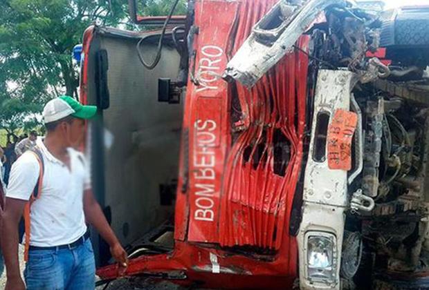 Suben a 17 los muertos en choque de autobús y camión de bomberos