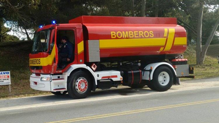 Bomberos Voluntarios de Villa Gesell recibió nueva unidad cisterna