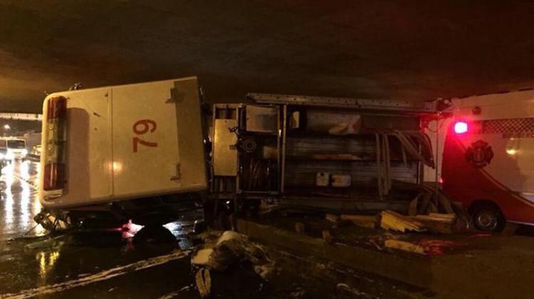 Vuelca un camion de los Bomberos de Saltillo al dirigirse a prestar auxilio