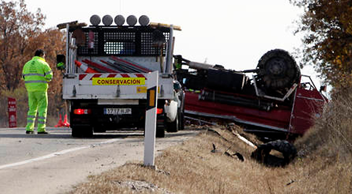 Vuelca el camión de bomberos de Duruelo a la altura de Toledillo