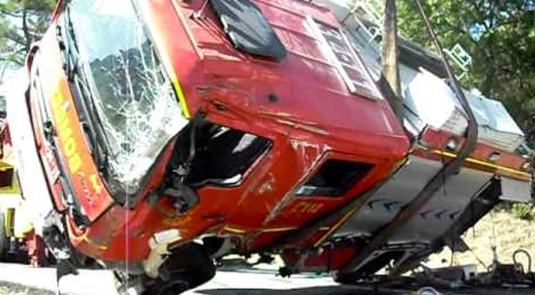 Heridos tres bomberos al volcar un camión en la Academia de Arkaute