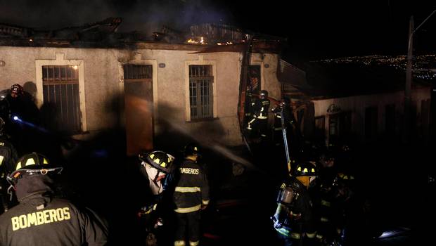 Seis bomberos lesionados en derrumbe estructural tras incendio en Valparaíso