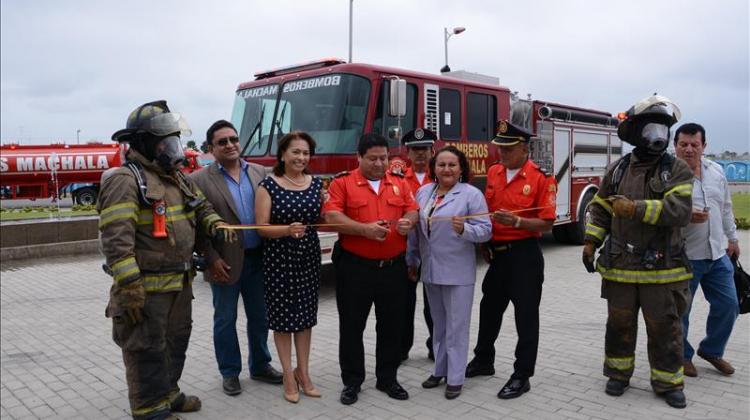 Bomberos de Machala recibe una autobomba americana