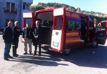 El alcalde presenta un nuevo vehículo de transporte para el parque de Bomberos de Jaén