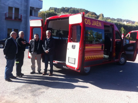 El alcalde presenta un nuevo vehículo de transporte para el parque de Bomberos de Jaén