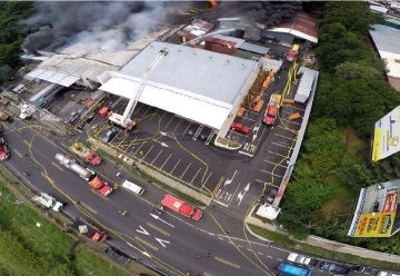 Un voraz incendio destruye una fábrica y dos bodegas