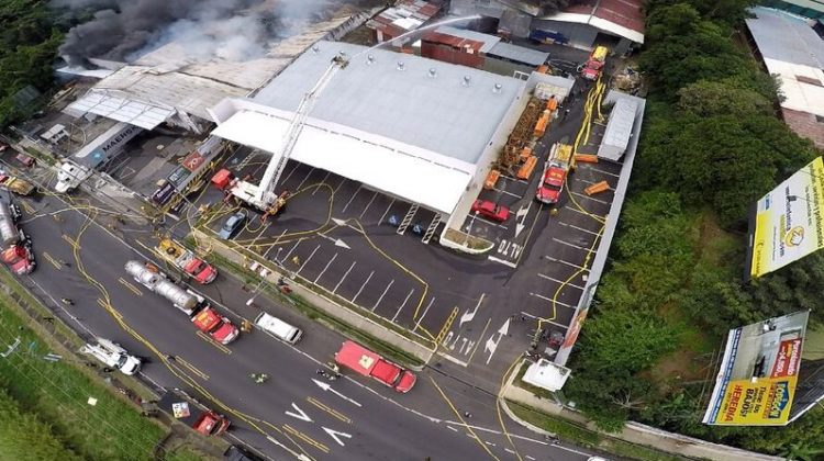 Un voraz incendio destruye una fábrica y dos bodegas