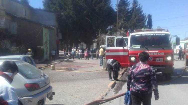 Bombero intoxicado en incendio permanece en terapia intensiva