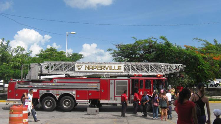 Bomberos de Cancún reciben camión con escalera telescópica