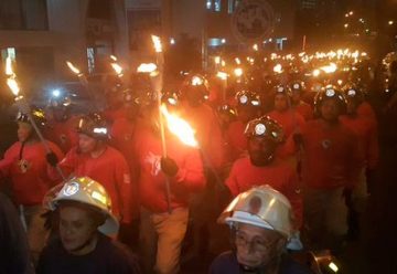 Bomberos de Panamá realizan tradicional Desfile de Antorchas