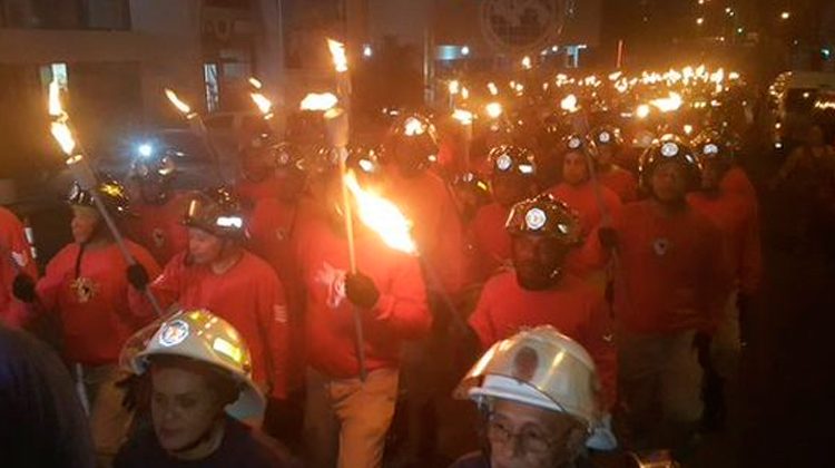 Bomberos de Panamá realizan tradicional Desfile de Antorchas