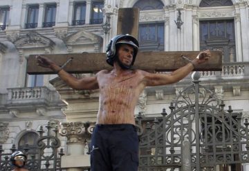 Un bombero simula su crucifixión ante la Junta para pedir mejoras laborales