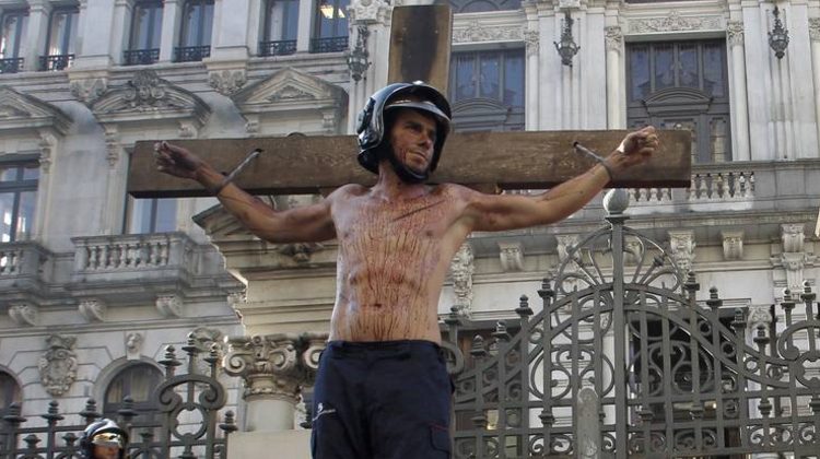 Un bombero simula su crucifixión ante la Junta para pedir mejoras laborales