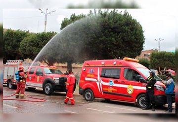 Entregan vehículo contra incendio y ambulancia a bomberos