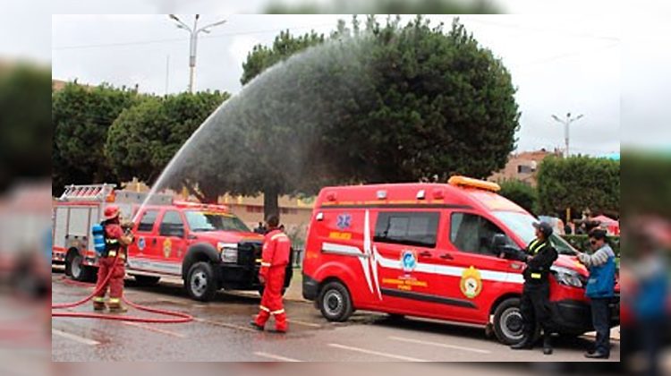 Entregan vehículo contra incendio y ambulancia a bomberos