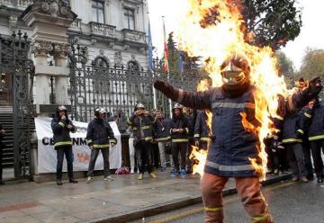 Un bombero simula quemarse a lo bonzo ante la Junta para protestar