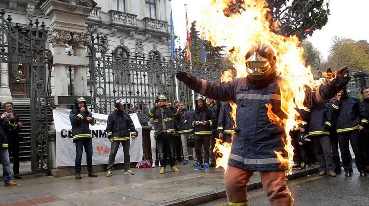 Un bombero simula quemarse a lo bonzo ante la Junta para protestar