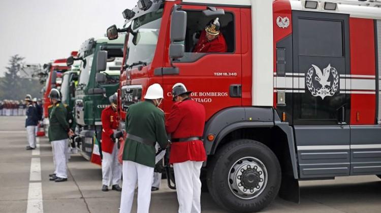 Cuerpo de Bomberos de Santiago presentó ocho nuevos carros