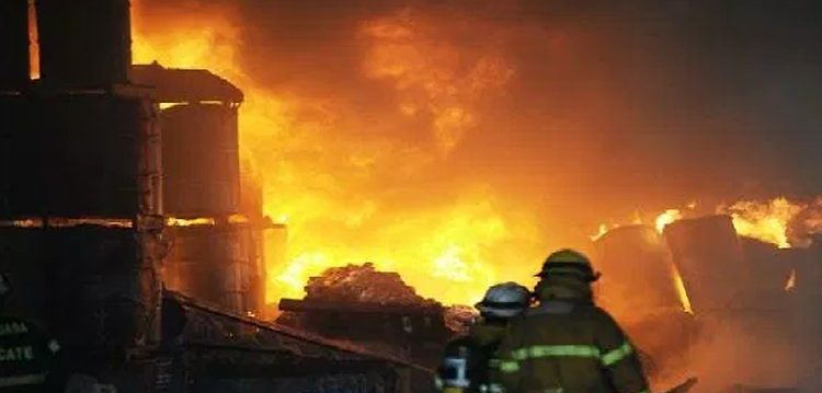 Bomberos denuncian robo a sus vehículos mientras sofocaban incendio