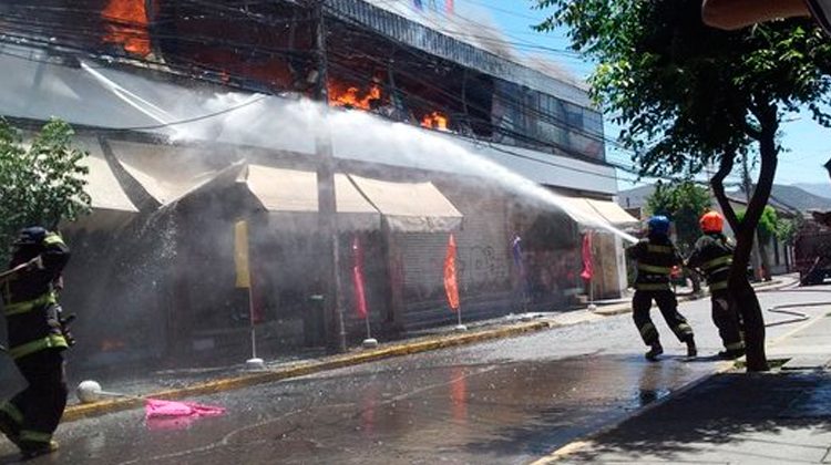 Tres bomberos lesionados dejó incendio en San Felipe