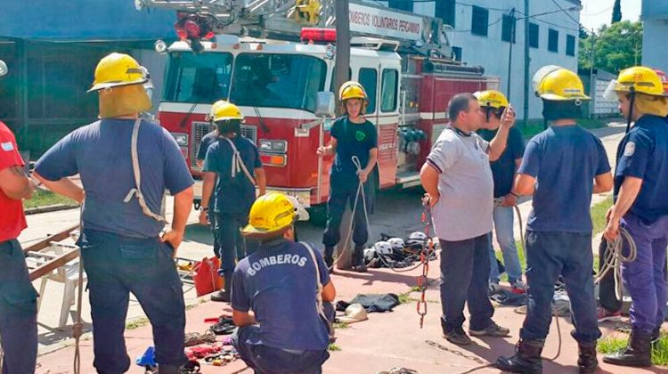 Entrenamiento de Bomberos en rescate con cuerdas