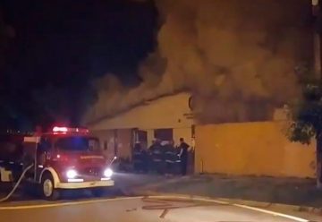 Robaron e incendiaron una escuela en Moreno