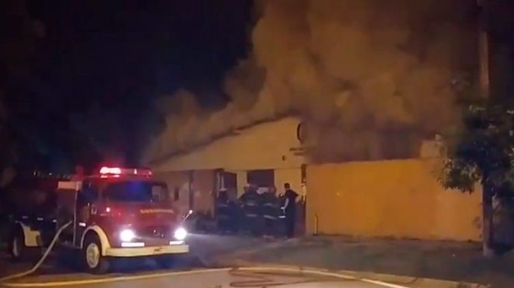 Robaron e incendiaron una escuela en Moreno