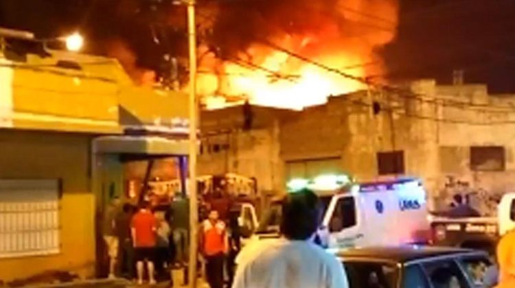 Gran incendio afecto fábrica de velas en Lanús