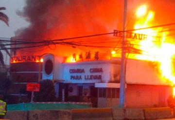 Bomberos trabaja en incendio en local comercial de La Florida