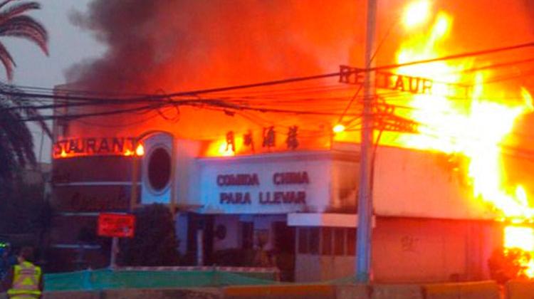 Bomberos trabaja en incendio en local comercial de La Florida