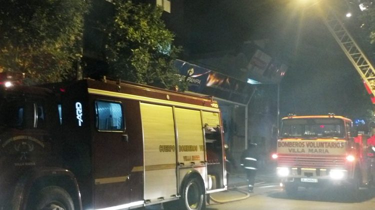 Bomberos de Villa Maria realizaron un simulacro de incendio en altura