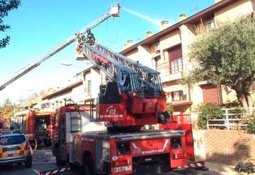 Un bombero herido tras caer al vacío en la extinción de un incendio