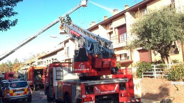 Un bombero herido tras caer al vacío en la extinción de un incendio
