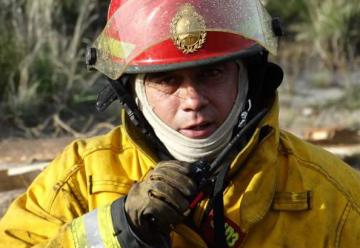 Un bombero permanece internado luego de incendio