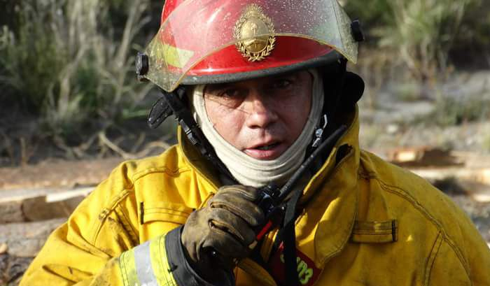 Un bombero permanece internado luego de incendio