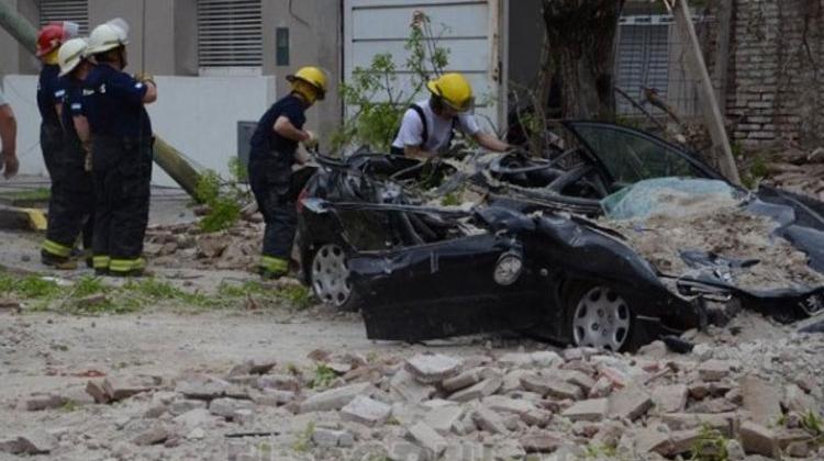 Se derrumbó un edificio y aplastó a varios autos estacionados