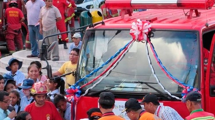 Corea dona ambulancia y cisterna para bomberos de Chanchamayo