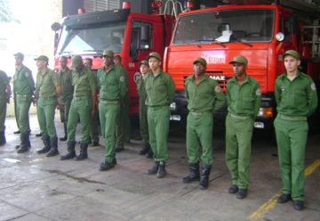 Resultado de imagen de bombero cubano