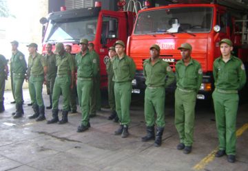 Rinden homenaje a bomberos cubanos