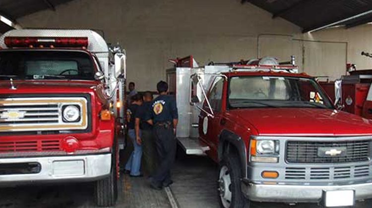 Bomberos sin ayuda y en la bancarrota